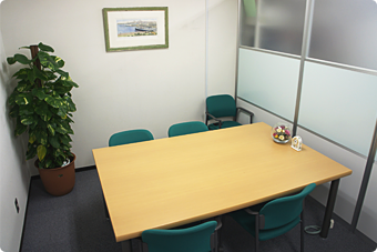 明るく清潔な事務所内